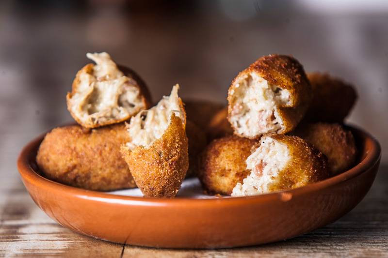 Cremosas, as croquetas saem nos sabores presunto cru e rabada Cremosas, as croquetas saem nos sabores presunto cru e rabada