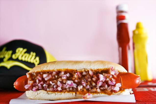 The Dog Haüs: salsicha húngara com molho barbecue e cebola-roxa The Dog Haüs: salsicha húngara com molho barbecue e cebola-roxa