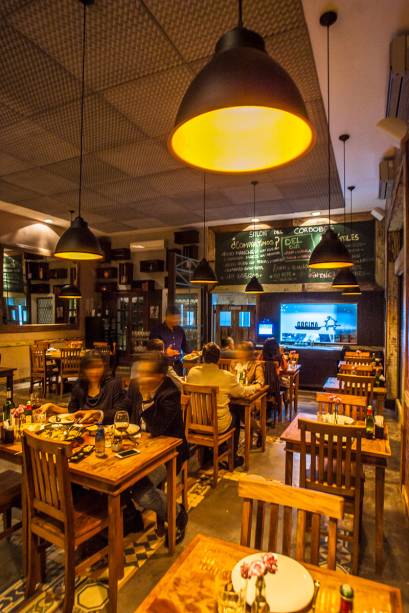 Nos fundos estão as mesas para quem busca um jantar mais reservado Nos fundos estão as mesas para quem busca um jantar mais reservado