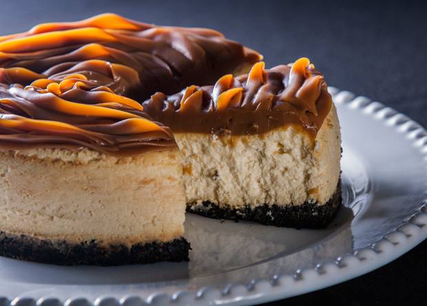 Cheesecake com base de biscoito de chocolate e cobertura de doce de leite Cheesecake com base de biscoito de chocolate e cobertura de doce de leite