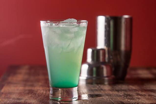 A caipirinha é preparada à moda dos donos: de limão, coada e com licor de menta A caipirinha é preparada à moda dos donos: de limão, coada e com licor de menta