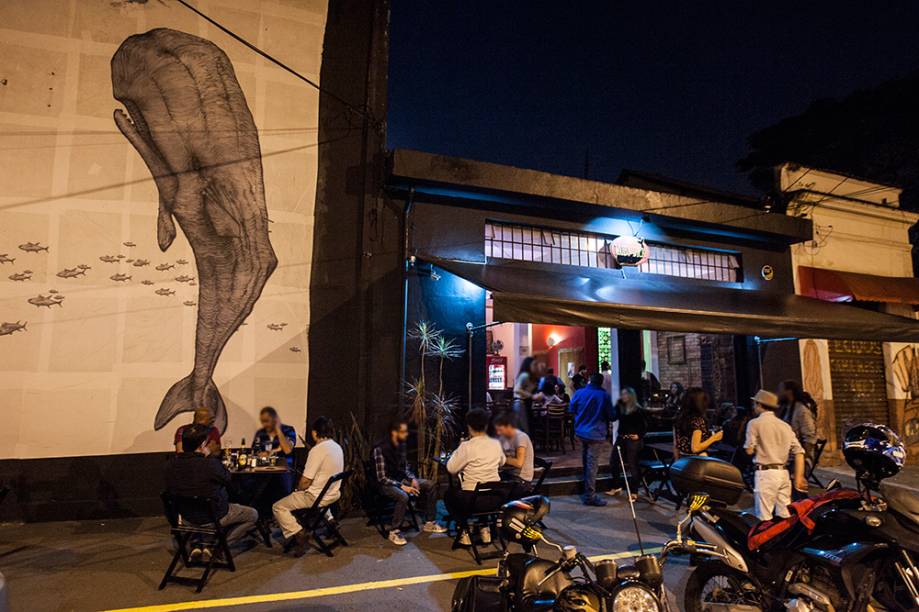 O muro com um imenso lambe-lambe que retrata uma baleia, referência ao clássico romance Moby Dick O muro com um imenso lambe-lambe que retrata uma baleia, referência ao clássico romance Moby Dick