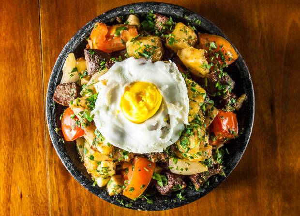 Mexido nordestino, com carne de sol, tomate, cebola, mandioca e queijo de coalho Mexido nordestino, com carne de sol, tomate, cebola, mandioca e queijo de coalho