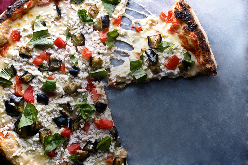 Alla norma: berinjela, tomate, manjericão, ricota e mussarela Alla norma: berinjela, tomate, manjericão, ricota e mussarela