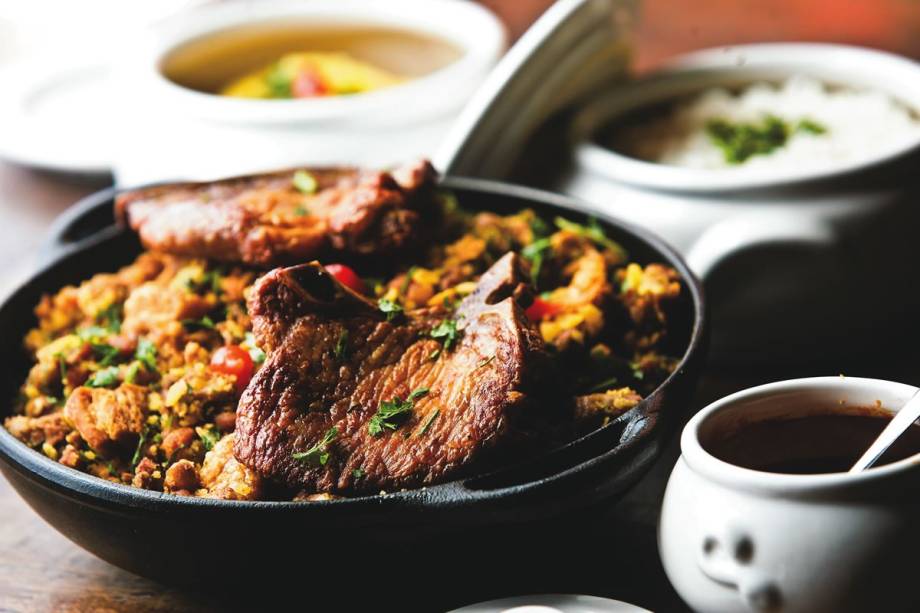 Feijão-tropeiro com bisteca de porco Feijão-tropeiro com bisteca de porco