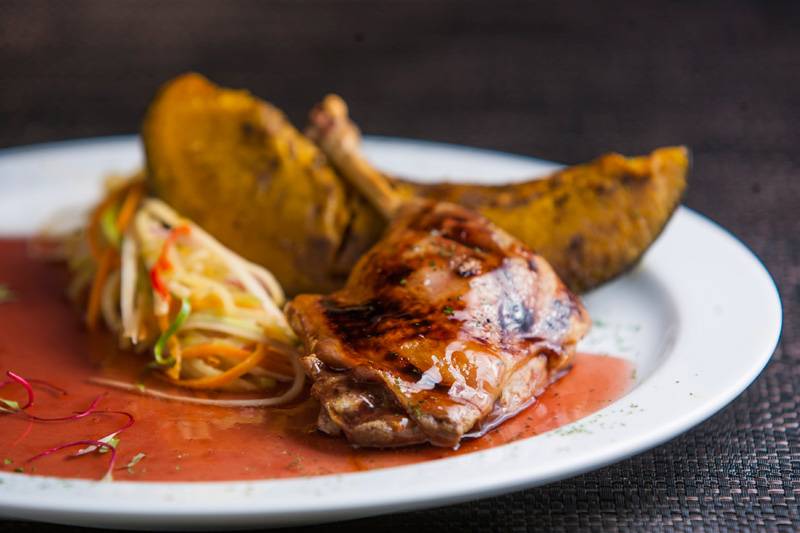 Confit de pato ao molho de romã com abóbora assada e legumes em fios Confit de pato ao molho de romã com abóbora assada e legumes em fios