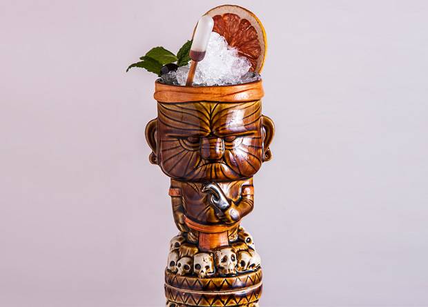 Tormenta perfecta: rum, conhaque, mel, pólen, sucos cítricos e ginger beer