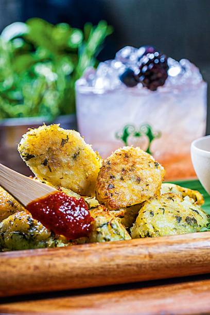 Petiscos quaaaase light: bolinho de arroz e bacalhau assado