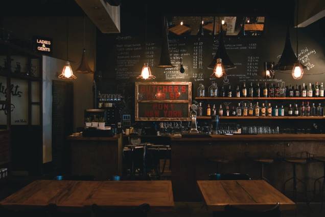 Iluminação suave e jeitão despojado: clima de bar Iluminação suave e jeitão despojado: clima de bar