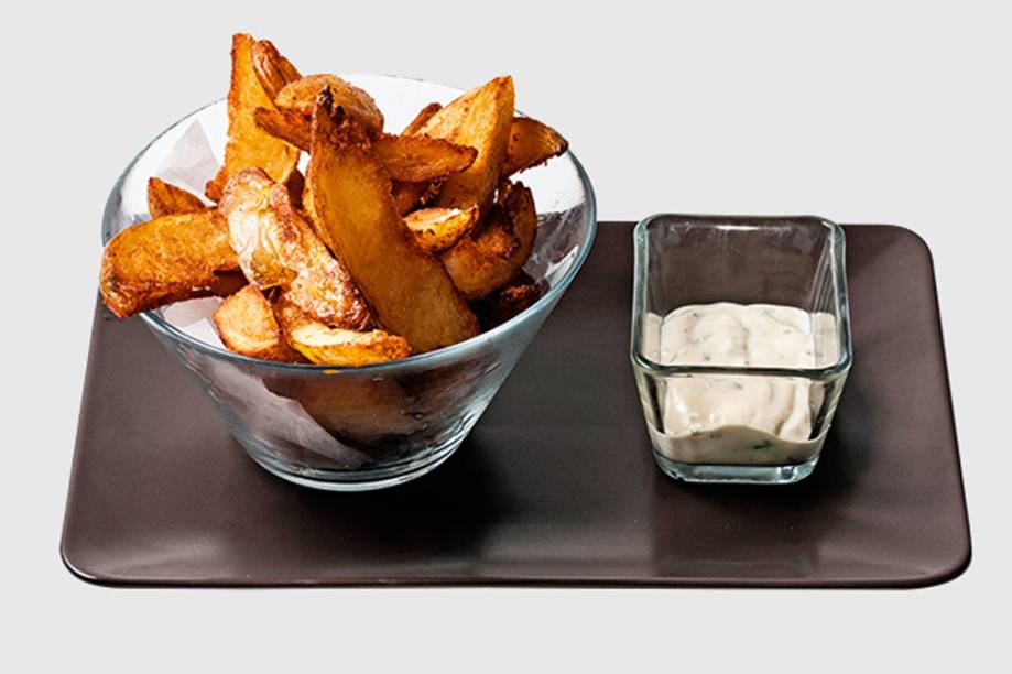 Batata rústica: gomos cozidos e fritos Batata rústica: gomos cozidos e fritos