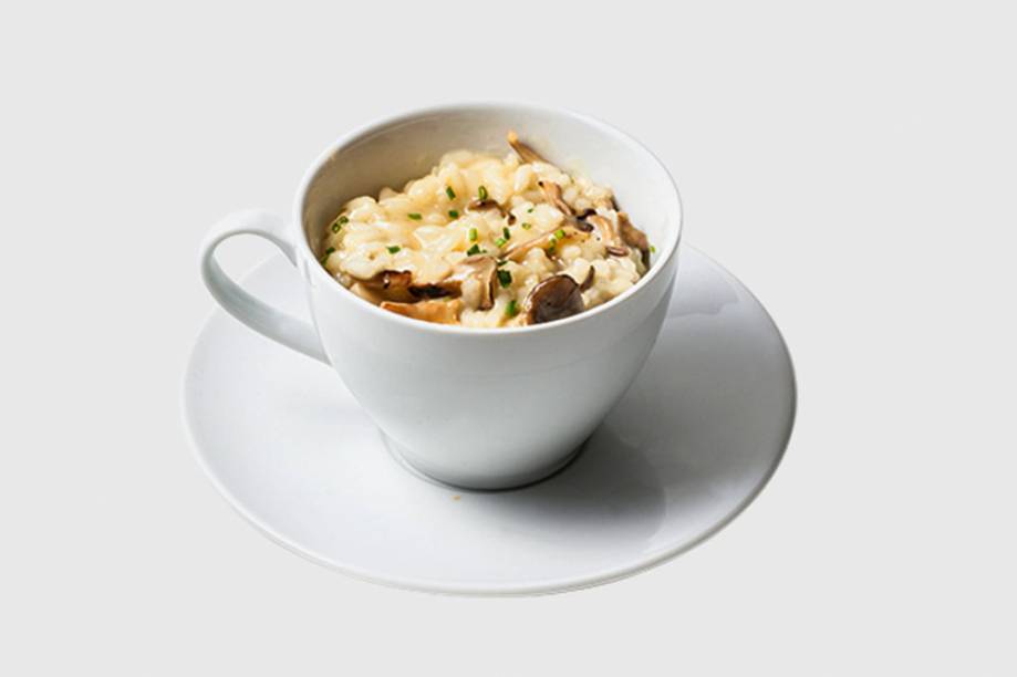Risoto de cogumelos: Servido na xícara Risoto de cogumelos: Servido na xícara