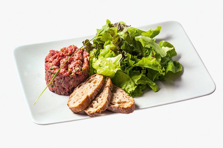 Steak Tartare: com pão e salada, é preparada com alcatra Steak Tartare: com pão e salada, é preparada com alcatra