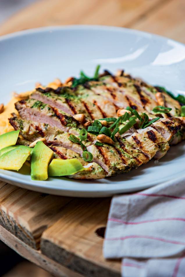 Tirinhas de peito de frango sobre espinafre e cogumelos com milho cremoso Tirinhas de peito de frango sobre espinafre e cogumelos com milho cremoso