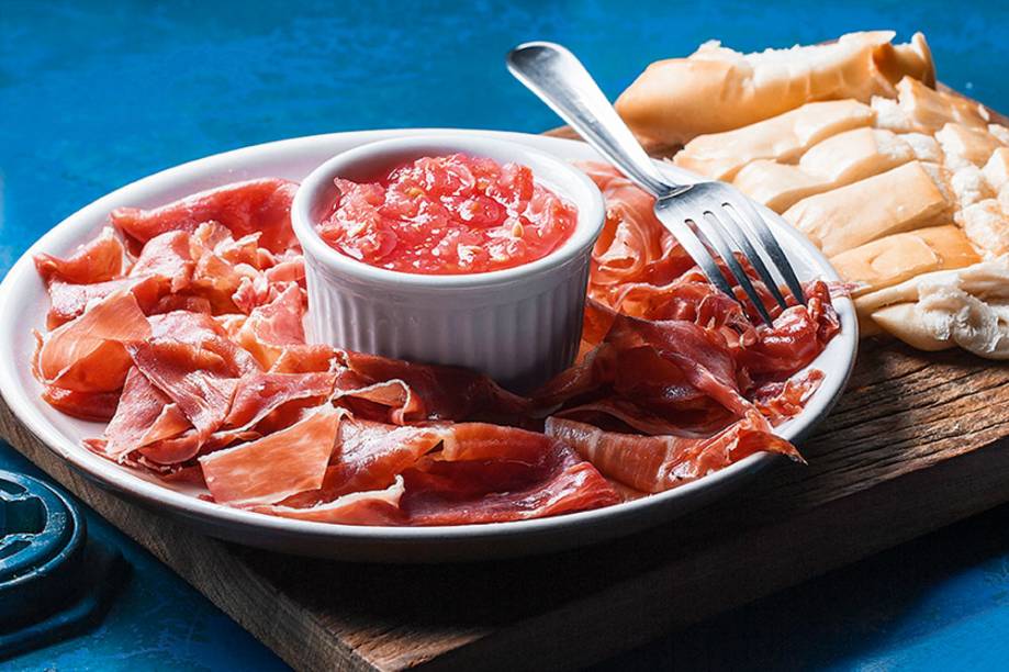 Sugestões:presunto cru espanhol com tomate e pão Sugestões:presunto cru espanhol com tomate e pão