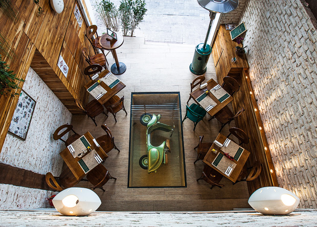 Decoração: réplica de uma lambreta na entrada Decoração: réplica de uma lambreta na entrada