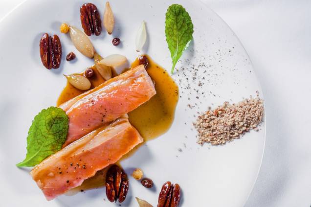 Javali com cebola e noz-pecã Javali com cebola e noz-pecã