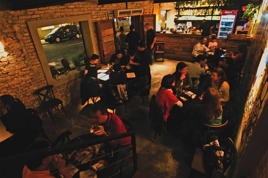 O rústico ambiente: não há talheres nas mesas O rústico ambiente: não há talheres nas mesas