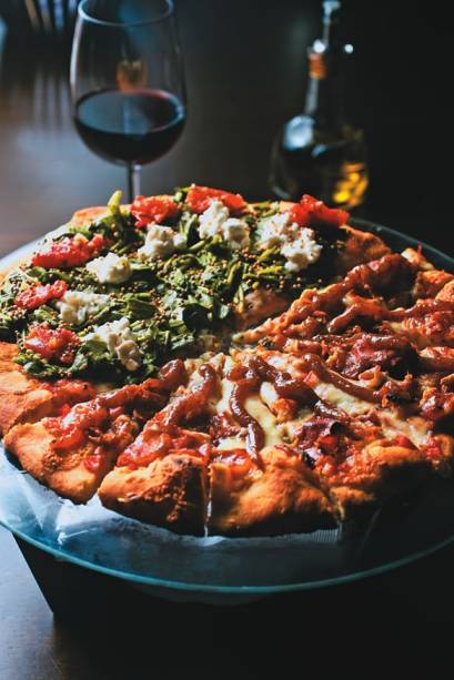 As pizzas razzo e de parma: duas das 33 sugestões do cardápio As pizzas razzo e de parma: duas das 33 sugestões do cardápio