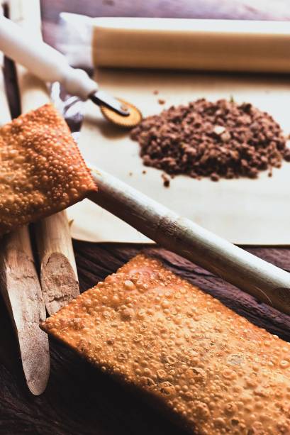 A fritura de carne: massa sequinha e crocante A fritura de carne: massa sequinha e crocante