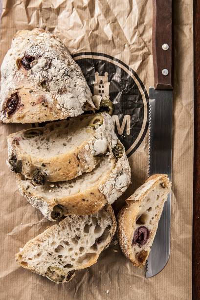 O pão com azeitonas pretas e verdes O pão com azeitonas pretas e verdes