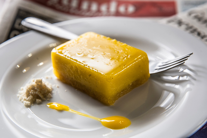 A japonesa Maria Kuniko Yonaha cuida pessoalmente do tempero da carne que recheia os pastéis A japonesa Maria Kuniko Yonaha cuida pessoalmente do tempero da carne que recheia os pastéis