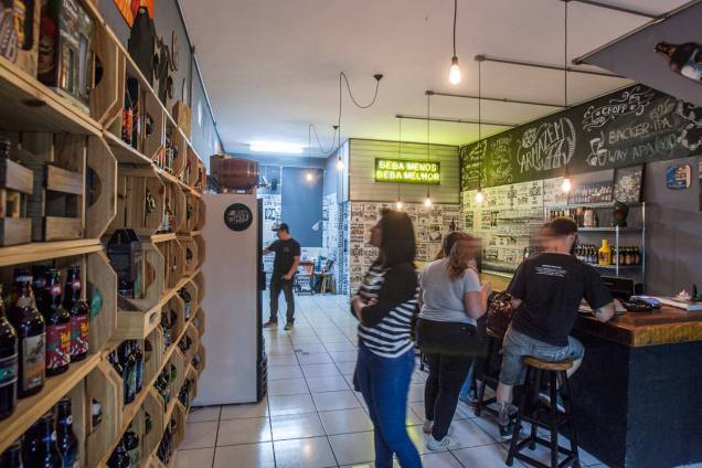 Nas prateleiras e refrigeradores distribuem-se 250 rótulos de cerveja, todos nacionais Nas prateleiras e refrigeradores distribuem-se 250 rótulos de cerveja, todos nacionais