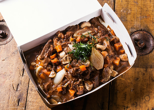 Rabada desossada acompanhada de purê de batata e couve frita Rabada desossada acompanhada de purê de batata e couve frita