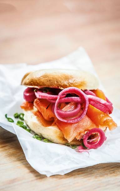 Salmão curado: com cream cheese, dill e picles de cebola-roxa