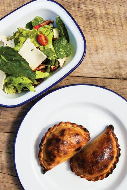 A casa oferece um combo de dois salgados com salada A casa oferece um combo de dois salgados com salada