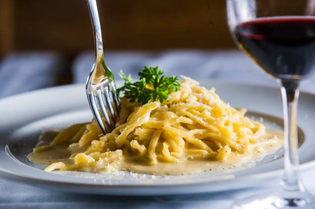 Pici banhado por uma mistura de queijo pecorino e pimenta-do-reino Pici banhado por uma mistura de queijo pecorino e pimenta-do-reino