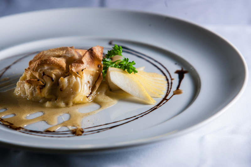 Fagottino recheado de pera com queijo pecorino ao molho de mel e canela Fagottino recheado de pera com queijo pecorino ao molho de mel e canela