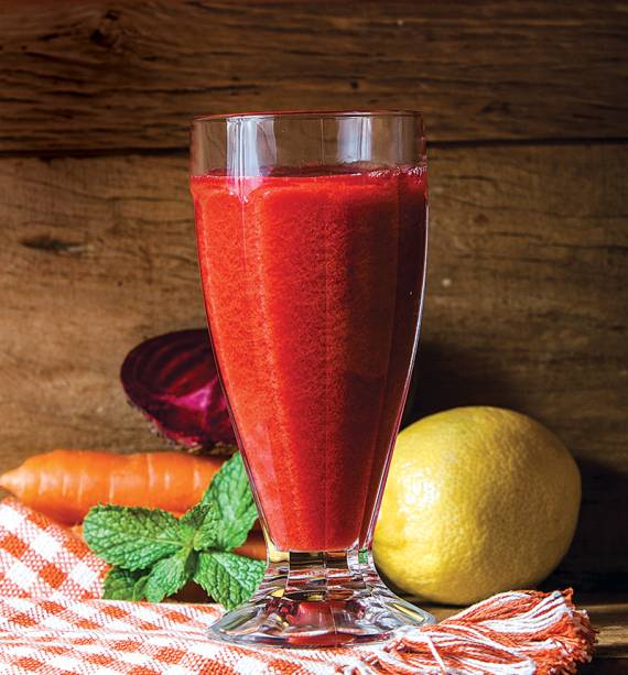 Suco de beterraba, maçã, cenoura, limão e gengibre Suco de beterraba, maçã, cenoura, limão e gengibre
