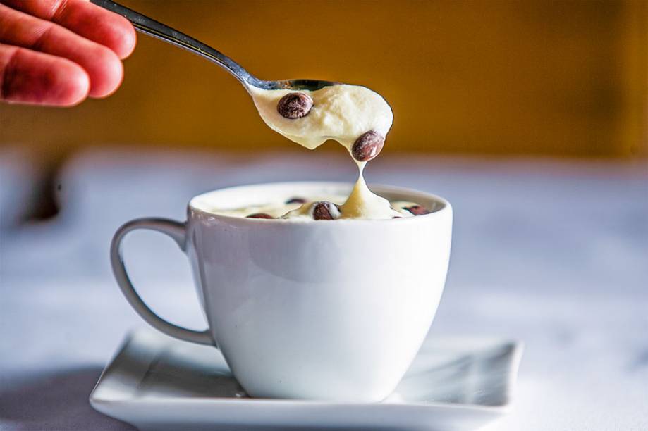 O tiramisu vem montado na xícara O tiramisu vem montado na xícara