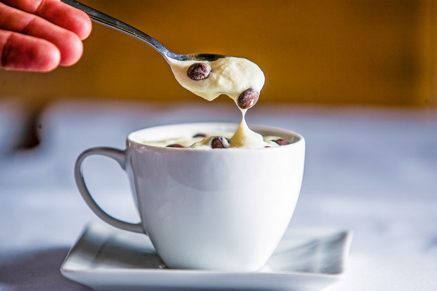 O tiramisu vem montado na xícara O tiramisu vem montado na xícara