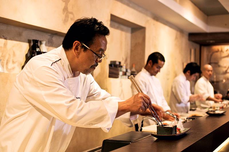 O chef japonês Shin Koike O chef japonês Shin Koike