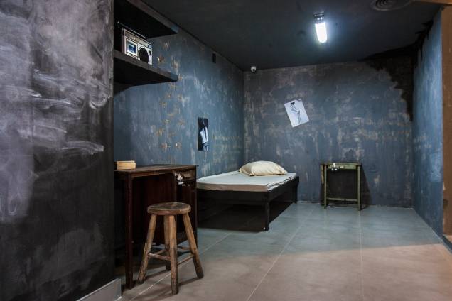 A cela da sala que imita uma prisão A cela da sala que imita uma prisão