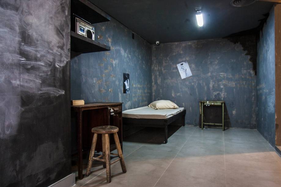 A cela da sala que imita uma prisão A cela da sala que imita uma prisão
