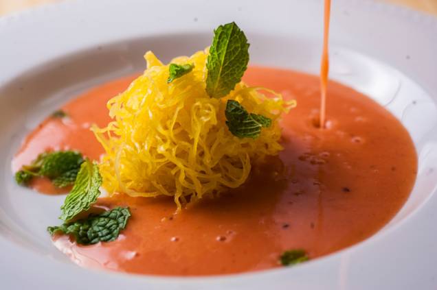 A sopa de morango ganha acréscimo de fios de ovos A sopa de morango ganha acréscimo de fios de ovos