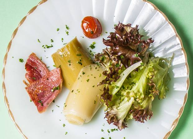 Salada de alho-poró com vinagrete e chips de presunto cru Salada de alho-poró com vinagrete e chips de presunto cru