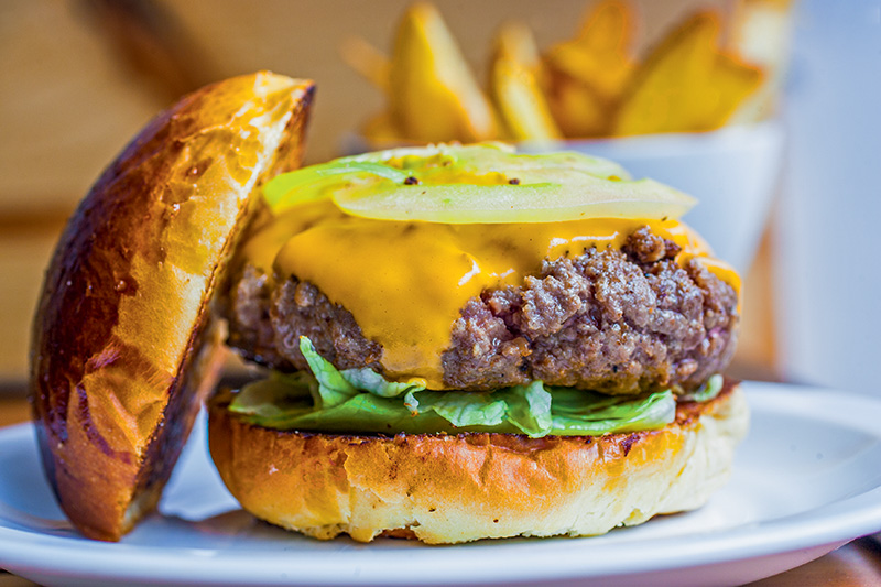 Classic burger: acertada versão de 140 gramas com cheddar, maionese de manjericão, alface e tomate dentro de um brioche