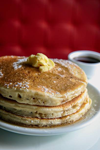 Trio de panquecas com xarope de maple Trio de panquecas com xarope de maple