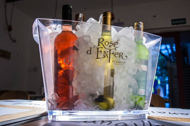 A carta possui mais de 50 rótulos de vinhos A carta possui mais de 50 rótulos de vinhos