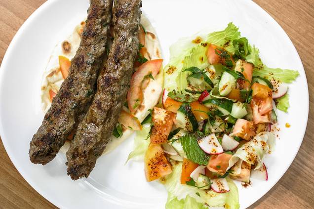 Duo de cafta com salada fatuche, que pode ser substituída por tabule Duo de cafta com salada fatuche, que pode ser substituída por tabule