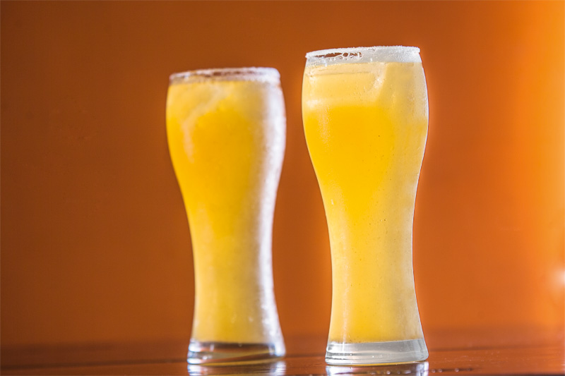 Michelada: chope pilsen, limão, molho inglês e tabasco Michelada: chope pilsen, limão, molho inglês e tabasco