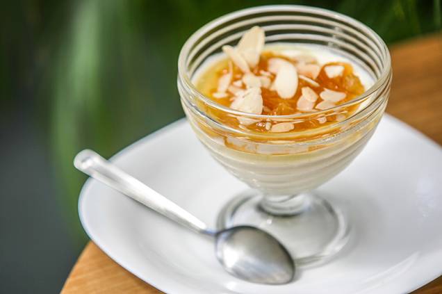 O malabie, manjar branco típico, coberto por calda de damasco O malabie, manjar branco típico, coberto por calda de damasco