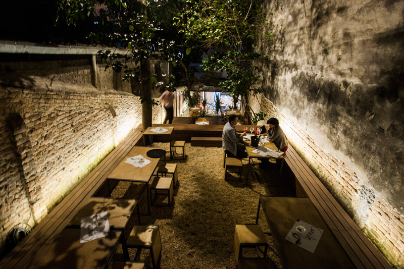 Nos fundos da casa, há um agradável jardim com árvores Nos fundos da casa, há um agradável jardim com árvores