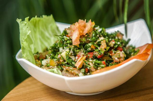 O tabule, deliciosa salada de salsinha com um toque de trigo e de tomate O tabule, deliciosa salada de salsinha com um toque de trigo e de tomate