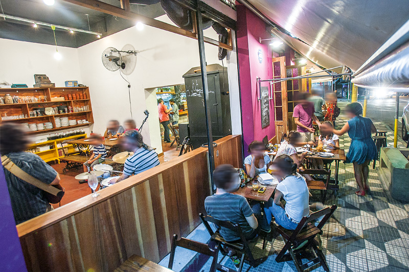 As mesas na calçada As mesas na calçada