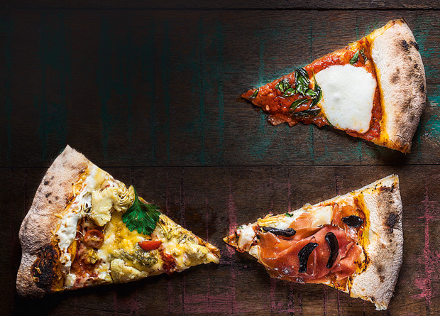 A casa assa discos crocantes que são cobertos com vários ingredientes de forma equilibrada A casa assa discos crocantes que são cobertos com vários ingredientes de forma equilibrada