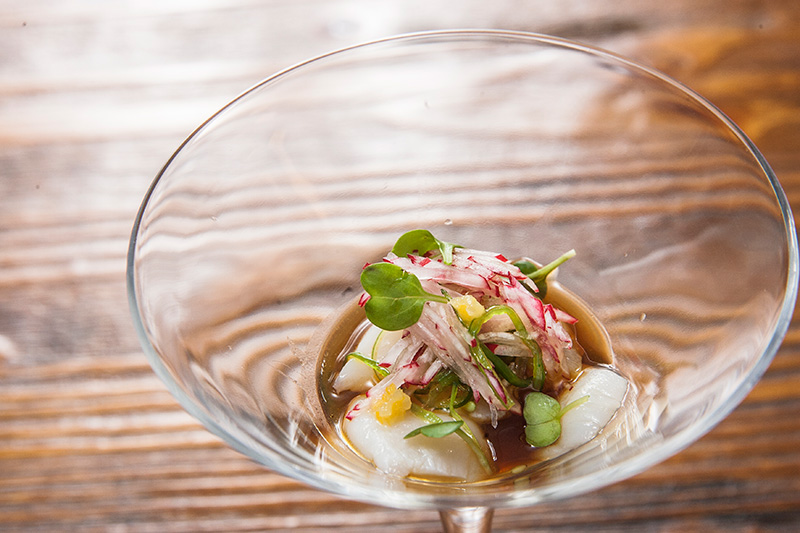 Diferente a cada dia, a entrada pode ser a vieira ao molho cítrico ponzu Diferente a cada dia, a entrada pode ser a vieira ao molho cítrico ponzu